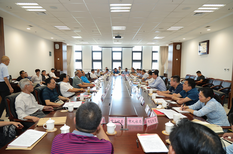 延安市召开老干部经济社会运行情况通报会(图1)
