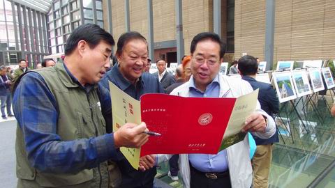 全省离退休干部纪念改革开放40周年摄影展开幕(图2)