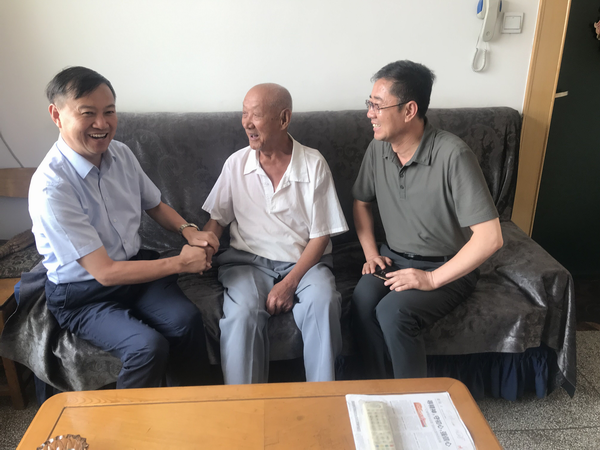 榆林市委常委统战部长郭培才看望慰问离休干部(图1)