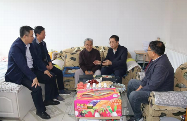 定边县:县委书记胡统金走访看望老干部(图1)