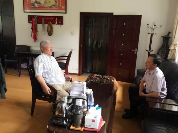 省委组织部副部长老干部局局长程引弟看望正省级老领导